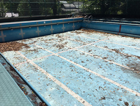 奈良県小学校での施工前のプール